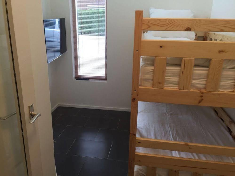 Budget Hotel De Witte Hoeck Amsterdam วอร์เมอร์เวียร์ ภายนอก รูปภาพ